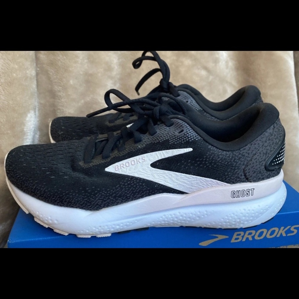 Women’s Brooks Ghost 16. Black White Orchid Ice. Size 6.5 Running Shoe
